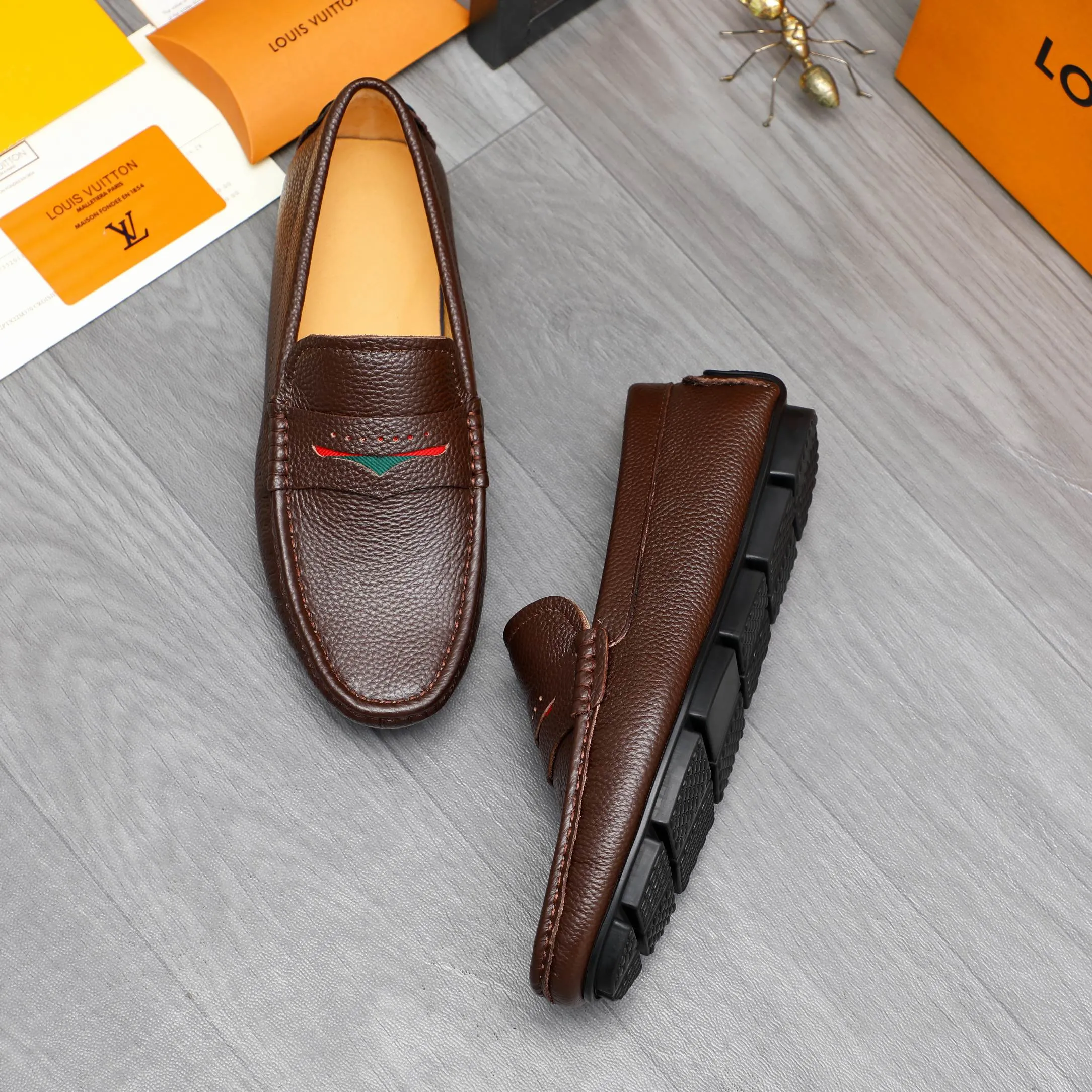 Men's shoes 💰360 Product trademark: LV "Louis Vuitton" casual slip-on men's shoes Regular size: 38-45 Product material: Selected pebbled cowhide upper, pigskin lining, rubber outsole